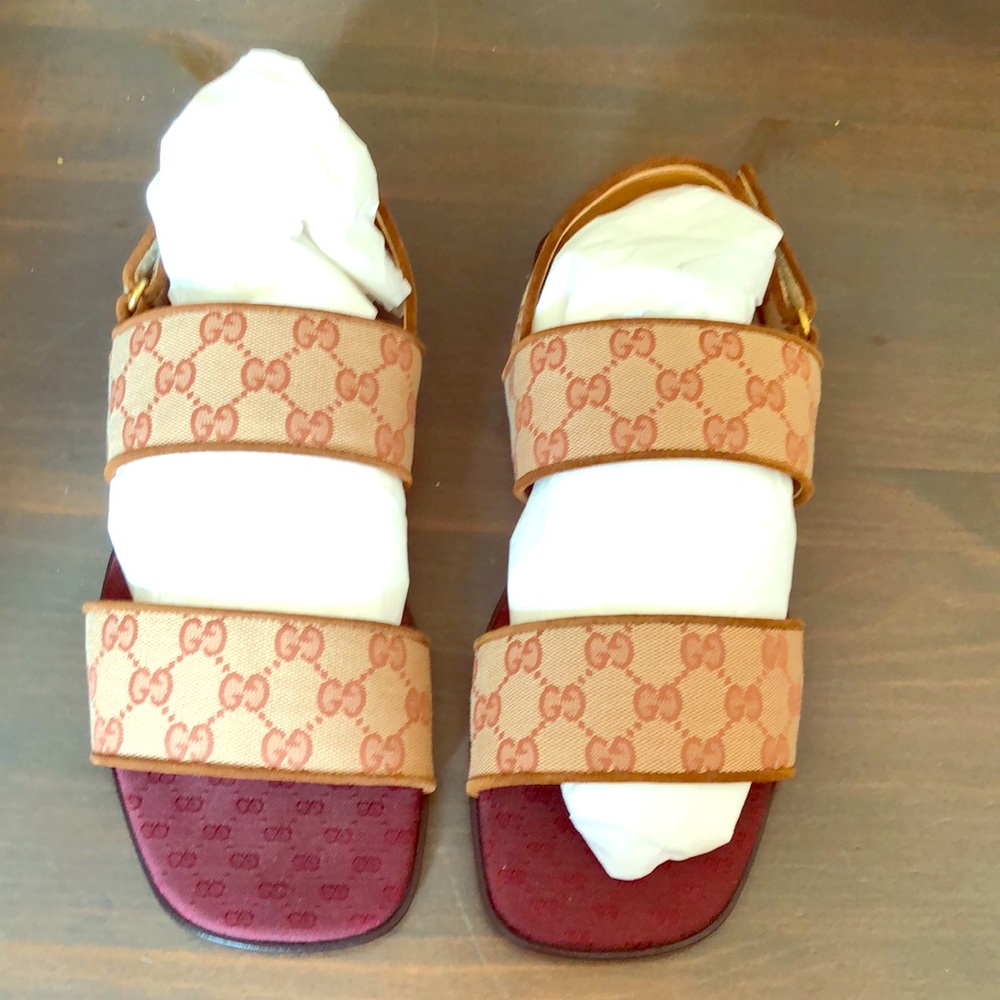 Men’s Gucci logo sandals NWOT
